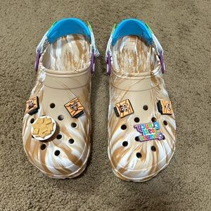 Cinnamon Toast Crunch Crocs - unisex mens size 12